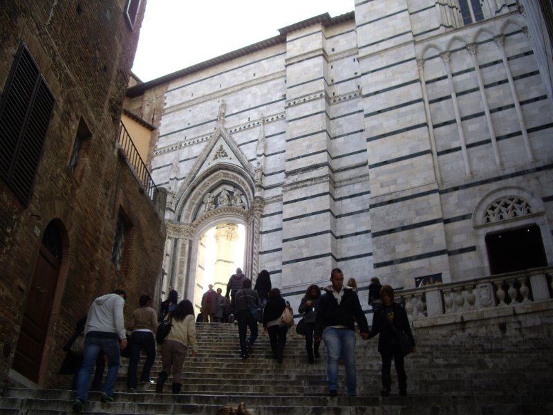 sienne escalier arriere cathedrale.jpg